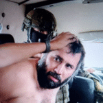 La foto de FITO en custodia de los militares. Un gran escuadrón de seguridad lo está trasladando.